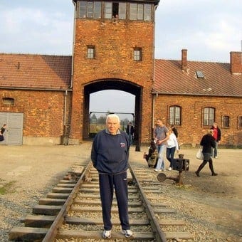 La historia del sobreviviente de Auschwitz en Argentina que conoció a Schindler y recuerda el…