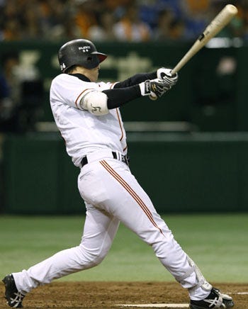 Yoshinobu Takahashi dispara su jonrón 300