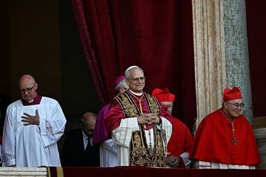 Gambar 1. Paus Leo XIV yang baru terpilih tiba di balkon loggia setelah para kardinal mengakhiri konklaf, 8 Mei 2025. (AFP)