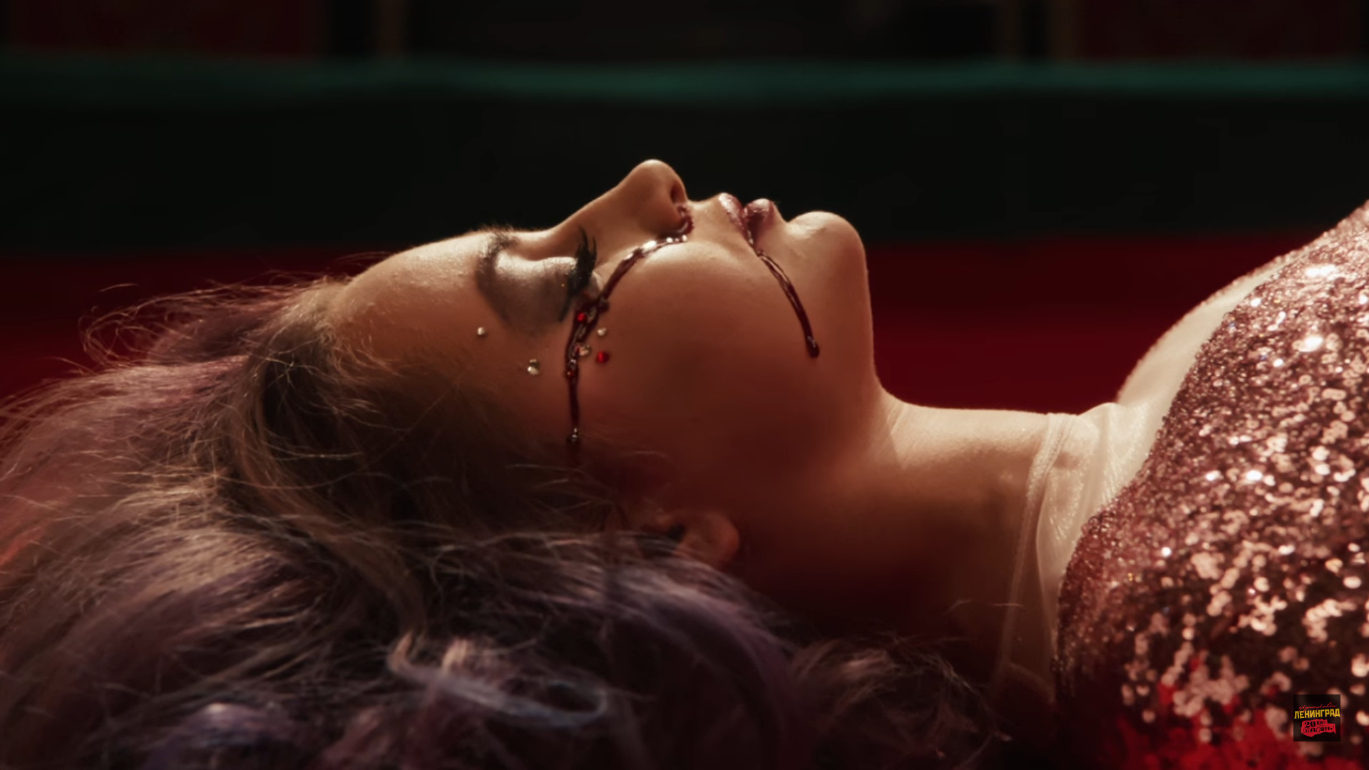 кадр из клипа. ленинград кольщик клип. ленинград — кольщик актриса. вики одинцова кольщик. ленинград — кольщик актриса.