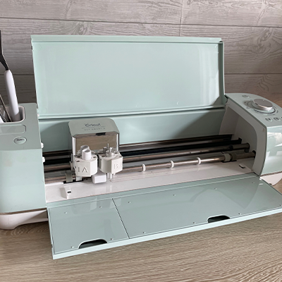 Best Vinyl Cutter for Crafters: Differences Between Cricut and Silhouette Cameo