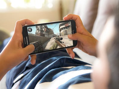 Stream Play Counter-Strike: Global Offensive on Your Phone with CSGO Mobile  APK from PlicatFinza