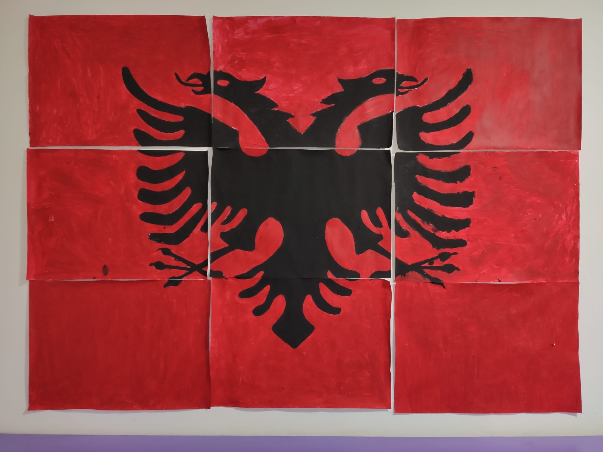 La bandiera dell'Albania e la Giornata dell'Indipendenza sul posto di lavoro