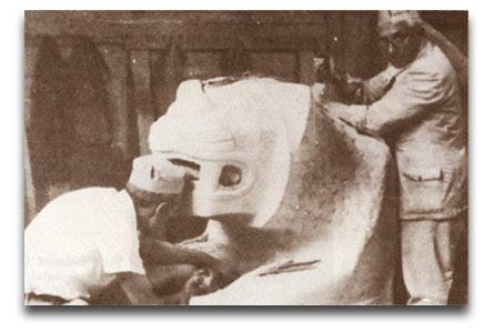 Hüseyin Anka Özkan (sol) , atölyesinde Anıtkabir aslan heykellerini yaparken