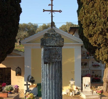 La tomba mezza dentro e mezza fuori