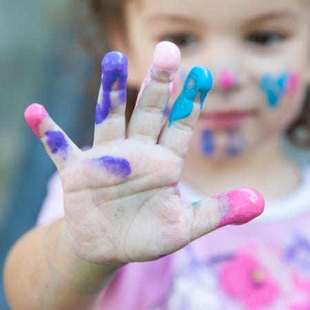 Siete beneficios de pintar con los dedos para los niños