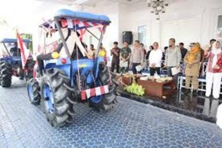 Ratusan Alsintan Hiasi Jalanan Sidrap, Karnaval Pangan Warnai HUT RI ke-80