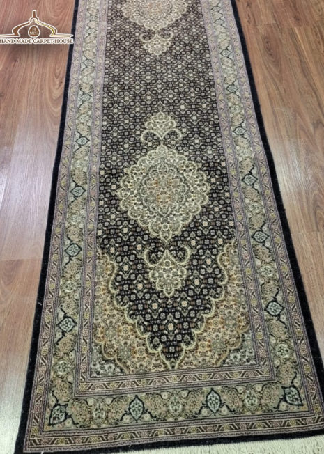 Linear Engineering: High-Density Machine-Made Runner Rugs for Demanding Transitional Spaces