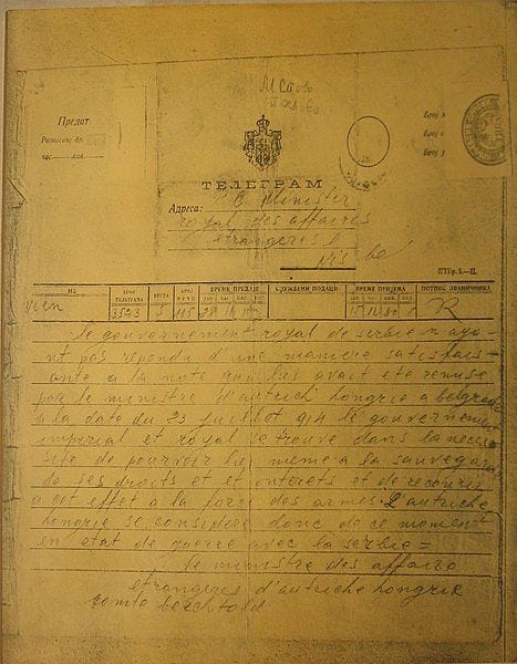 Gambar tersebut memperlihatkan telegram diplomatik resmi yang dikirim oleh Pemerintah Austria-Hungaria pada 28 Juli 1914 untuk memberitahukan kepada pemerintah negara lain bahwa kekaisaran tersebut telah menyatakan perang terhadap Kerajaan Serbia. Dokumen ini memuat lambang kekaisaran di bagian atas serta ditujukan kepada Menteri Luar Negeri Rumania, sebagai bagian dari prosedur diplomatik untuk menginformasikan keputusan resmi Wina kepada negara-negara sahabat dan sekutu. Isi telegram menjelaskan bahwa, setelah menilai jawaban Serbia terhadap ultimatum Austria-Hungaria tidak memadai menyusul pembunuhan Archduke Franz Ferdinand pada 28 Juni 1914, pemerintah di bawah arahan Kaisar Franz Joseph I memutuskan menggunakan kekuatan militer demi melindungi keamanan dan kepentingan monarki. Telegram tersebut ditandatangani atas nama Menteri Luar Negeri Count Leopold Berchtold, yang saat itu memimpin kebijakan luar negeri Austria-Hungaria. Sebagai dokumen primer, telegram ini memiliki nilai sejarah yang sangat penting karena menjadi salah satu bukti resmi komunikasi diplomatik yang menandai dimulainya Perang Dunia I, sekaligus menunjukkan bagaimana keputusan perang disampaikan secara cepat kepada negara-negara lain melalui jaringan telegraf internasional yang menjadi sarana komunikasi paling modern pada awal abad ke-20. https://padresteve.com/2012/07/29/days-of-disastrous-decision-making-july-28th-august-4th-1914/