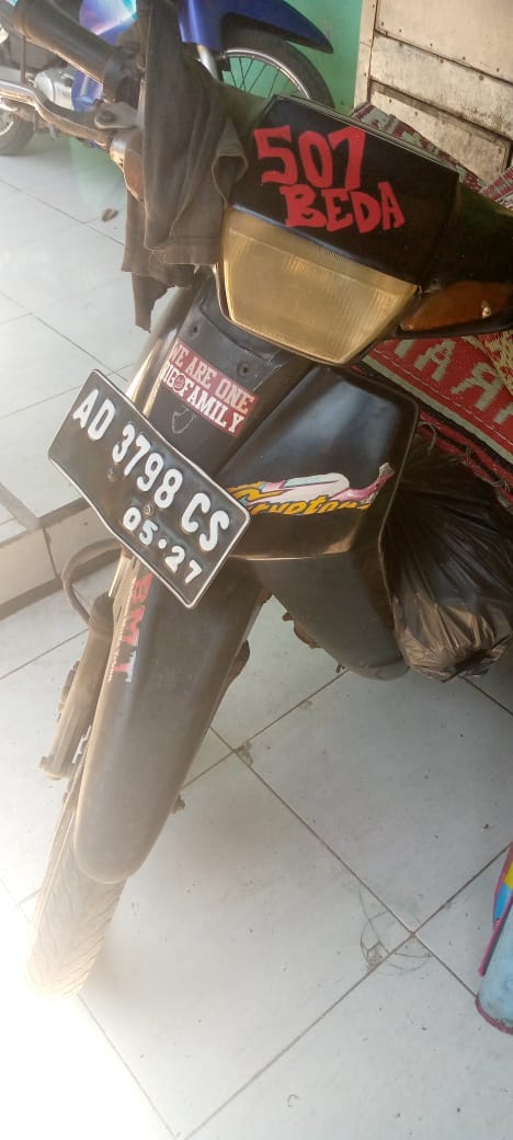 Saksi sejarah Sepeda motor tua Crypton bersticker 507 Udin ketika berangkat dari Solo ke Kota Malang/Foto : Udin Sedunia