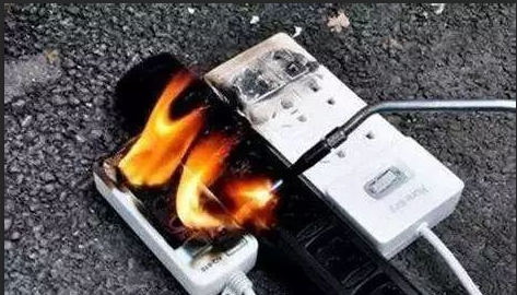 The power strip”product pollution conductive” caused a fire, the ...