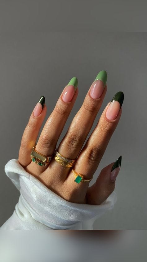 Gel nails vs. Acrylics: Which one is better for your tips?