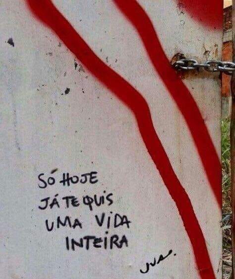 Ombros, cabelos, um sorriso e um jeito de andar