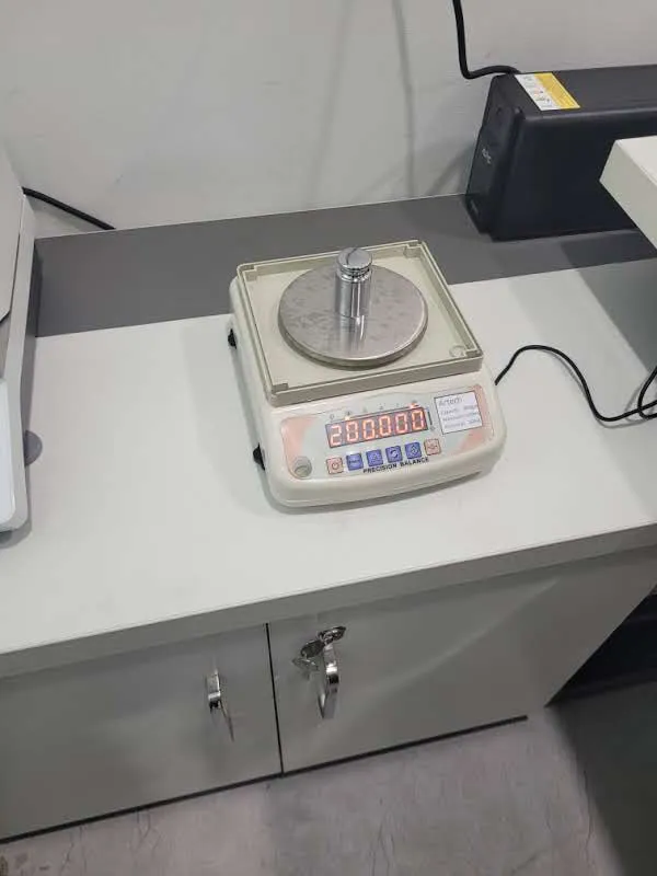 Analytical weighing balance