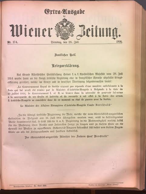 Gambar tersebut adalah edisi khusus (Extra-Ausgabe) surat kabar Wiener Zeitung yang diterbitkan pada Selasa, 28 Juli 1914, bertepatan dengan hari ketika Kekaisaran Austria-Hungaria secara resmi menyatakan perang terhadap Kerajaan Serbia. Sebagai surat kabar resmi pemerintah Austria, Wiener Zeitung memuat dokumen kenegaraan dengan judul “Kriegserklärung” (Deklarasi Perang). Isi utama halaman tersebut adalah pengumuman resmi yang menyatakan bahwa, atas perintah Kaisar Franz Joseph I, pemerintah Austria-Hungaria memutuskan untuk memulai perang terhadap Serbia. Dokumen itu juga memuat teks nota diplomatik yang ditandatangani oleh Menteri Luar Negeri Count Leopold Berchtold, yang menyatakan bahwa pemerintah Serbia dianggap tidak memberikan jaminan yang memadai setelah krisis akibat pembunuhan Archduke Franz Ferdinand pada 28 Juni 1914 di Sarajevo. Oleh karena itu, Austria-Hungaria menyatakan bahwa mereka terpaksa menggunakan kekuatan militer demi melindungi kepentingan dan keamanan monarki. https://blogs.loc.gov/law/2014/07/july-28-1914-state-of-war-with-serbia-declared/