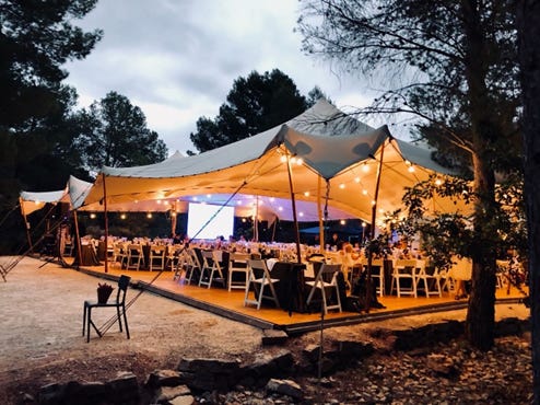 Ingeniería de la Ilusión: Por qué el alquiler de carpas es la clave de los eventos de alta gama