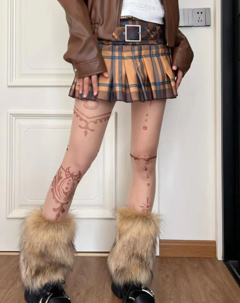 The Fastest Way to Make a Y2K Outfit Look Gyaru Is at the Ankles