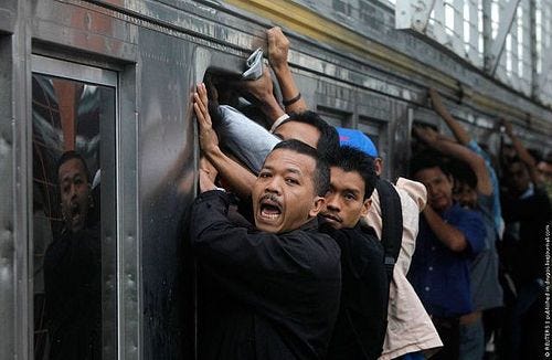 SEBUTIR PASIR RASA SYUKUR DALAM PERJALANAN KRL