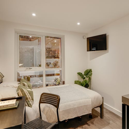 How many people should share a student house in Bristol?