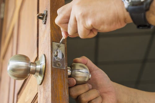 7 Cause della Maniglia della Porta Bloccata e Come Ripararla