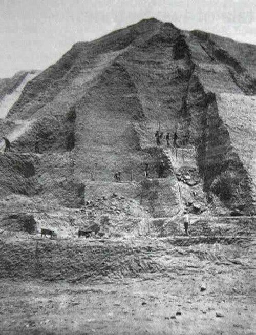 Chinese laborers stand on a partially extracted guano deposit in 1865. (Public domain.)