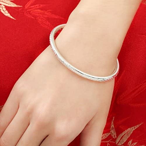 The Timeless Beauty of Silver and Gold Bangles: A Guide to Choosing the 