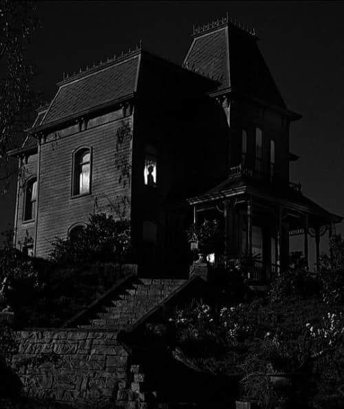 La casa di Norman Bates in una scena del film “Psycho” (1960), di Alfred Hitchcock.