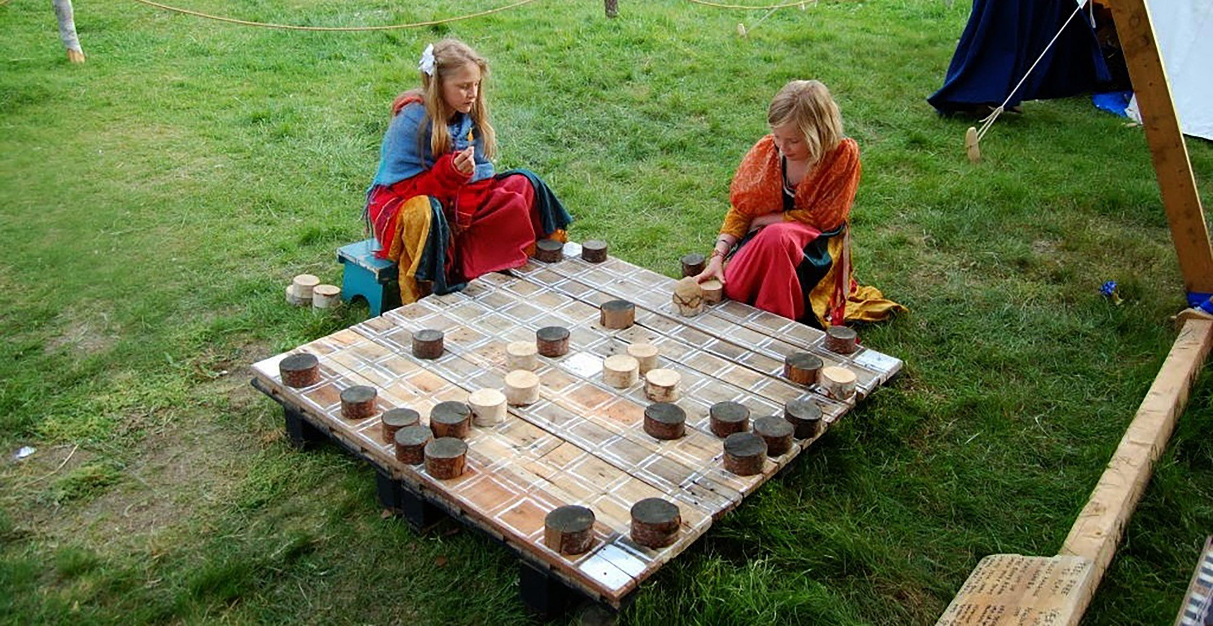Jogos Antigos ou Clássicos O jogo de tabuleiro mais antigo de que se tem  registro é o Jogo Real…