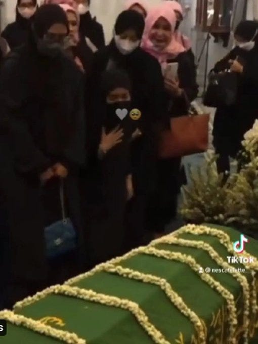 6 Momen Nabila Ishma Akhirnya Bertemu dengan Jenazah Eril, Duduk Lemas di Samping Peti