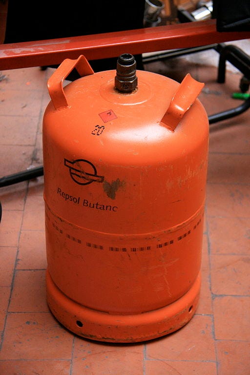 Alerta: Manipulación segura de las bombonas de butano en el inicio de un  incendio | by Jesús Belenguer | Plan de autoprotección | Medium
