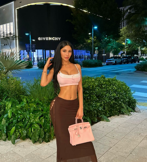 Reina Cosmo, based in Miami, is a fitness enthusiast known for her dedication to health and