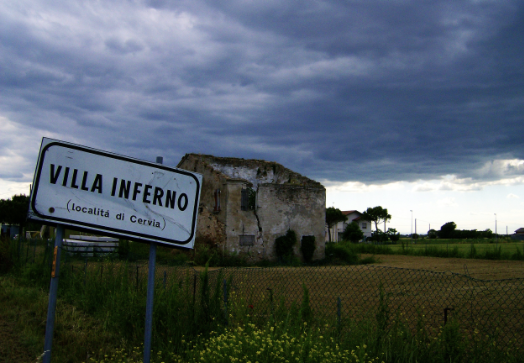 In provincia il vento lo senti di più. Come a Villa Inferno.