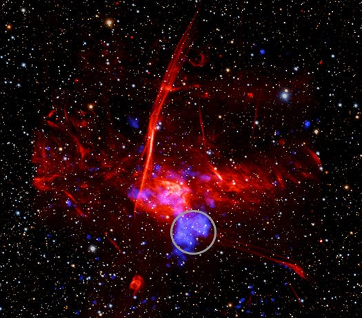 Sagittarius C, location of supernova remnant circled. Credit: X-ray: NASA/CXC/UCLA/Z. Zhu et al.; ESA/XMM-Newton; Optical: PanSTARRS; Radio: MeerKAT; Image Processing: NASA/CXC/SAO/L. Frattare and P. Edmonds