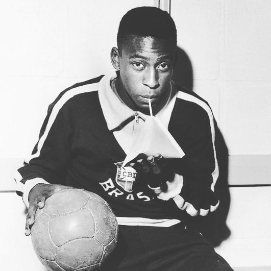 Pelé em 1958, após partida pela Copa do Mundo, em ação da marca Tetrapak para reforçar que embalagens são seguras para conservação.