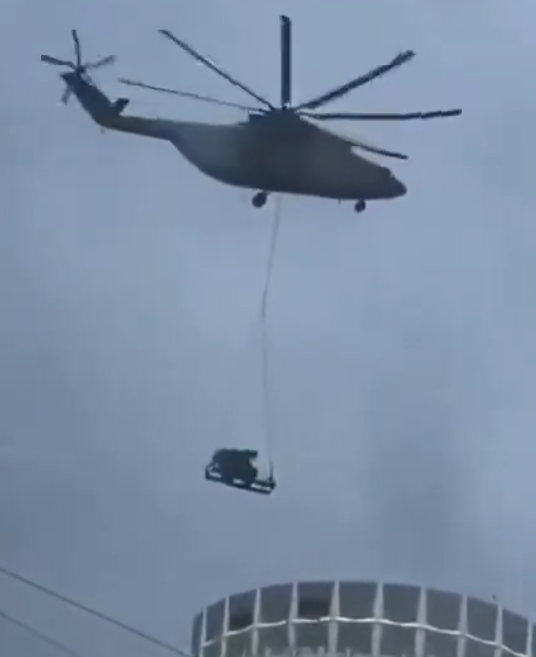 Footage Surfaced of a Russian Helicopter Lowering Down An Air Defense System On Top of A Building’s Roof. I Can’t Provide You With Absolute Certainty What Sort of System This Is, But Several Sources Pointed Out It Being A No Chassis Variant of The Pantsir System. (source)