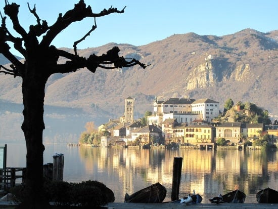 “In mezzo alle montagne c’e’ il lago d’Orta..”