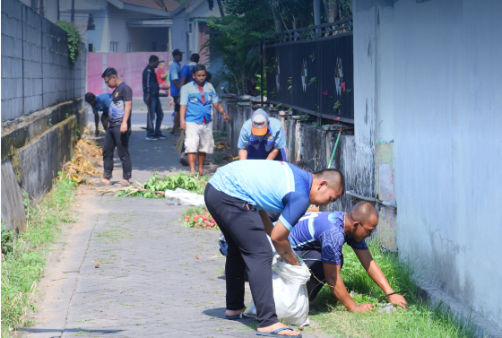 Pegawai dan Warga Binaan Lapas Mojokerto Kompak Bersihkan Bapas Mojokerto