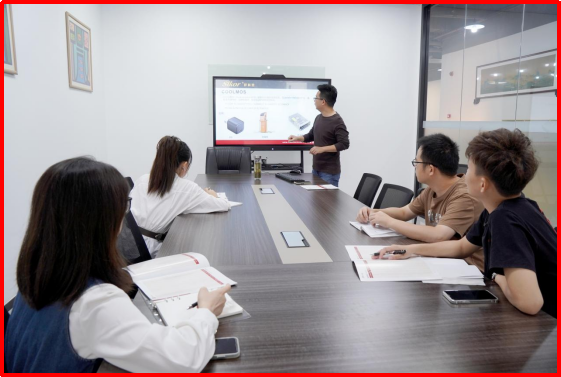 Sun Gaofei training new salespeople on professional knowledge