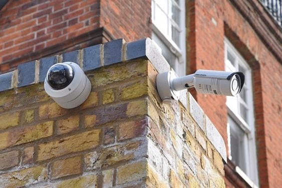 Puedo poner cámaras de vigilancia en la fachada de mi casa?