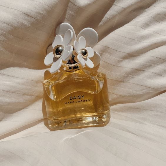 8 Parfum Khusus Cewek yang Wanginya Lembut dan Tahan Lama