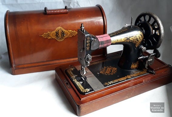 Porque guardamos no Museu uma máquina de costura? | by Museu Vicente de  Azevedo | Medium