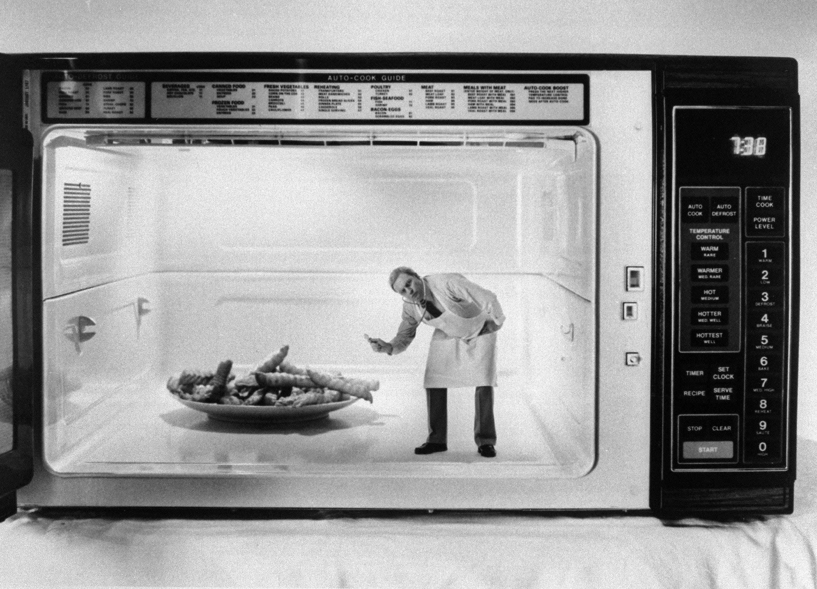 Свч аббревиатура. Первая микроволновая печь Перси Спенсер. Перси Спенсер микроволновая печь. Микроволновая печь Sharp 1962. Микроволновая печь Microwave Oven.