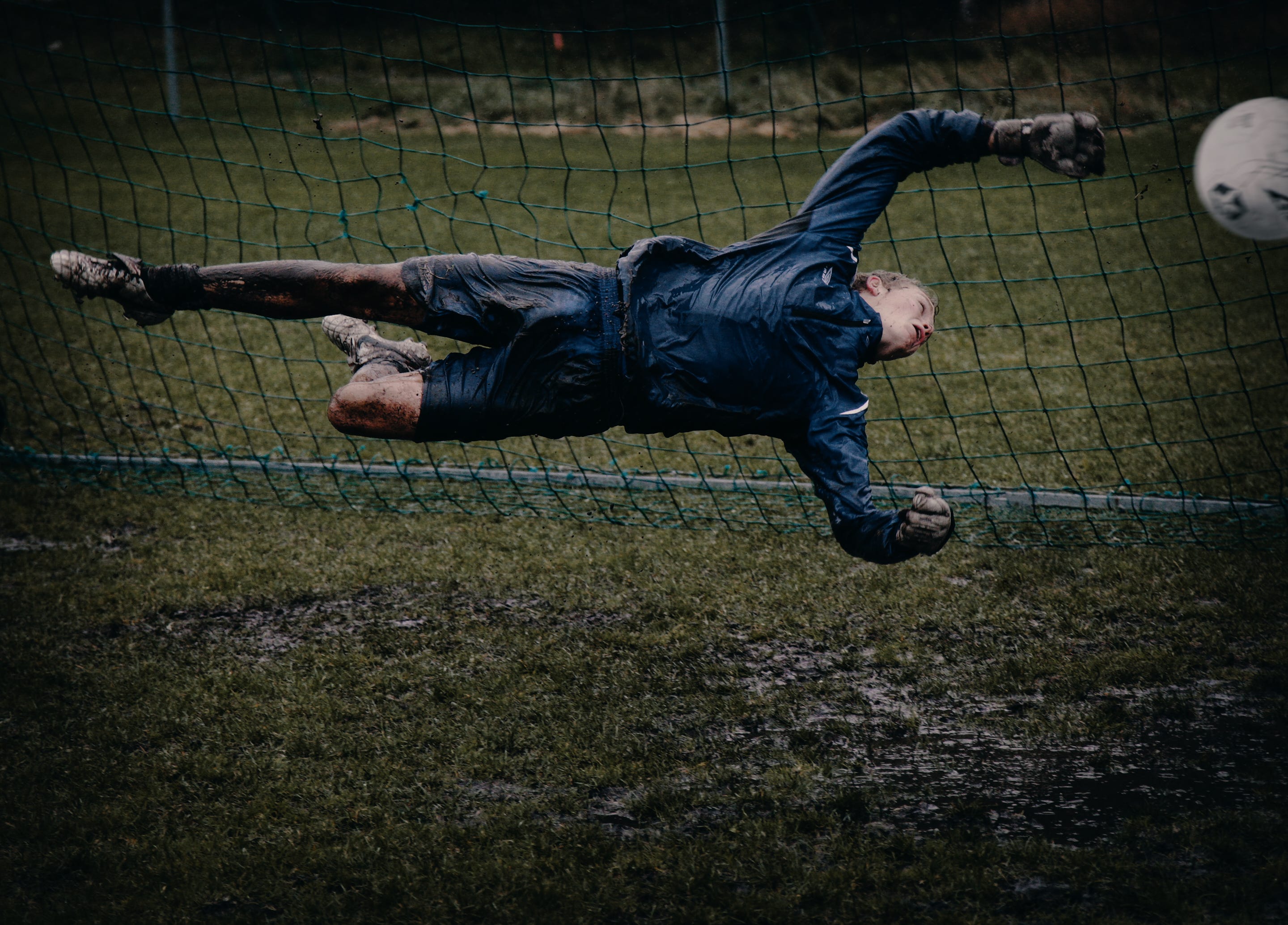 Foto Gol de futebol no campo de futebol – Imagem de Futebol grátis no  Unsplash