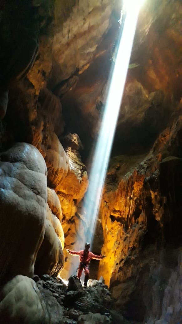 Interior de abismo em Pains.