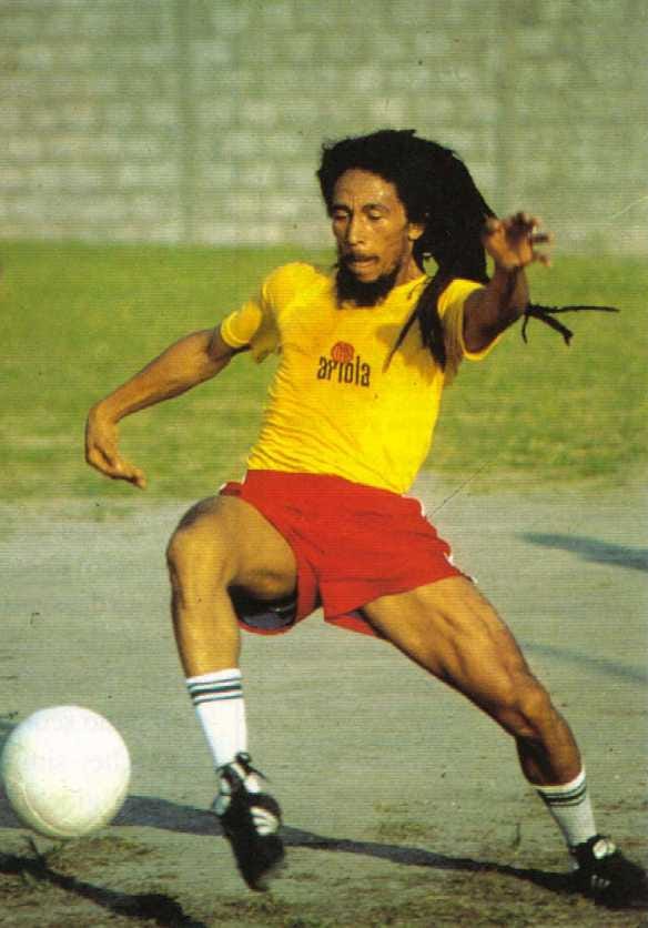 Torcida do Olympique de Marselha homenageia Bob Marley com faixa