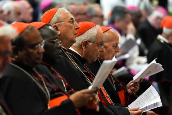 Gambar 3. Para anggota Dewan Kardinal menghadiri vesper di Basilika St. Mary Maggiore di Roma pada tanggal 27 April 2025, dan berdoa di makam Paus Fransiskus. (Catholic Sun)