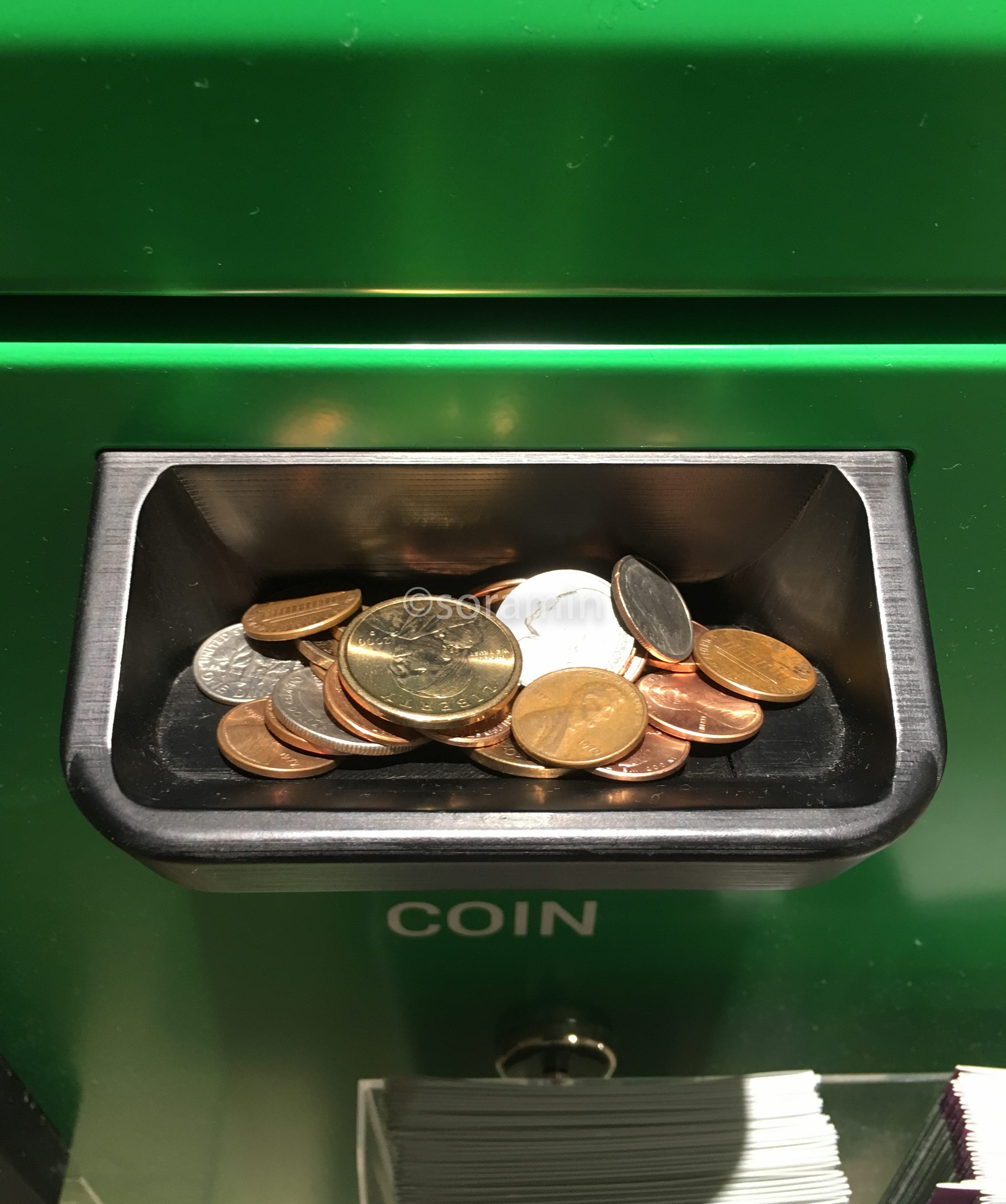 渋谷駅で、外貨の小銭を電子マネーに変えるポケットチェンジをした. 自宅の棚を整理していたところ、銀行通帳の引き出しから、塩漬けの口座や現金がチラホ…  | by Herisson | Medium