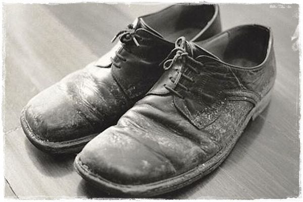Sapato velho. Durante um dia de faxina em casa… | by Casulo Escrita | Medium
