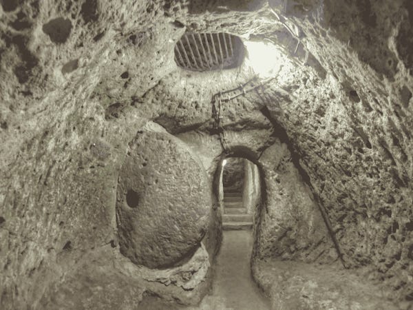 Derinkuyu yeraltı şehrinden dar bir geçit. Kaynak: © Nevit Dilmen