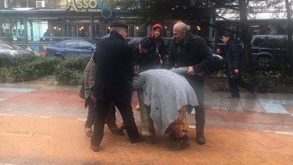 Sokak ortasında saç saça baş başa kavga ettiler